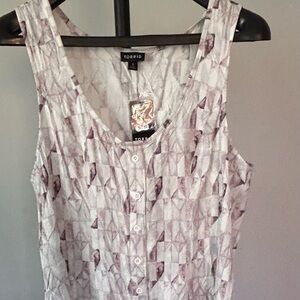 NWT Torrid sleeveless top w a geometric pattern in purple & gray in a size 0.